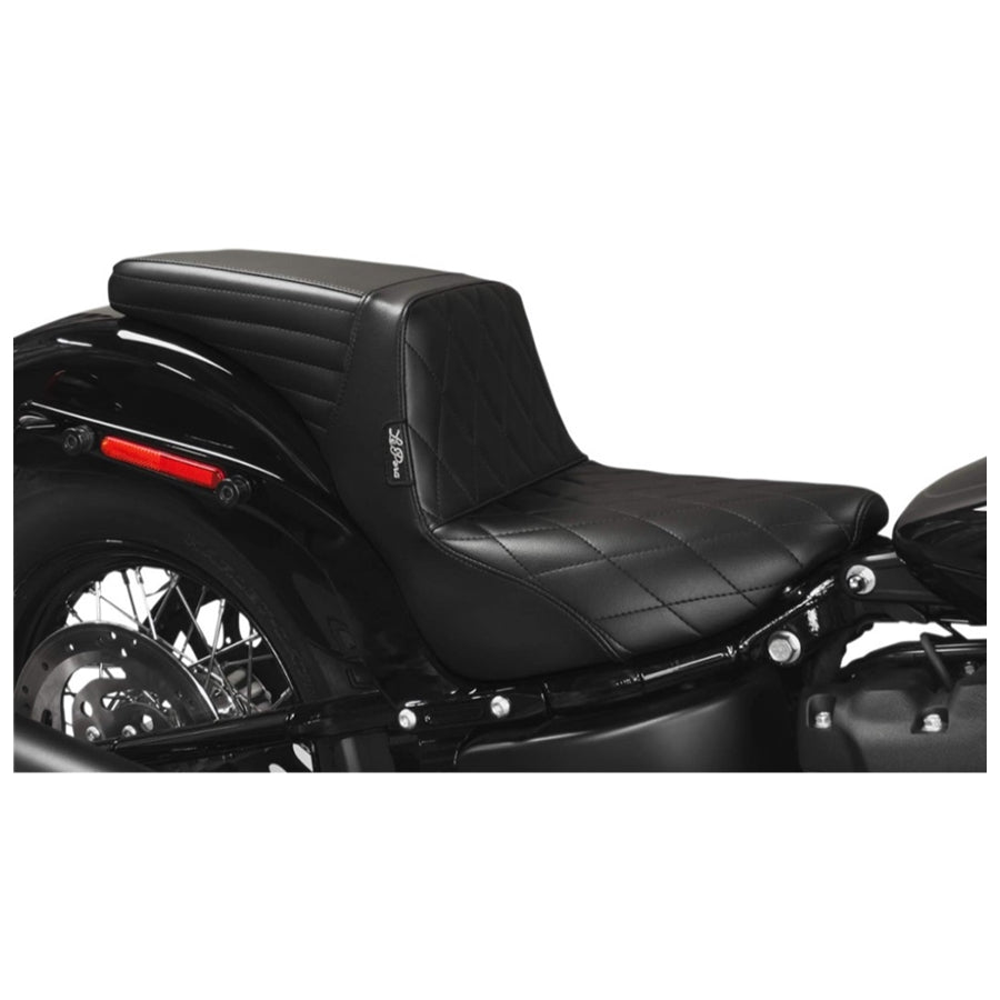 A Le Pera Kickflip Seat - Diamond - Black - FXBB/FXBBS/FLSL/FXST '18-'23 (Standard) for a motorcycle.
